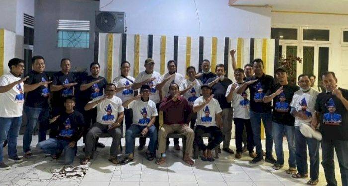 Temui Ketua DPRD Kota Makassar, Relawan Serahkan Baju Bertuliskan ‘Anak Rakyat untuk Rakyat’