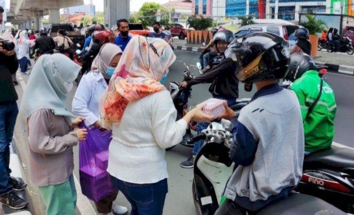 Ikawan DPRD Kota Makassar Bagikan Makanan Siap Santap ke Pengemudi Ojek Online