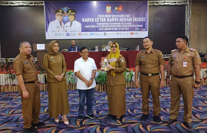 Perpustakaan Kota Makassar Terima Buku Andi Rudiyanto Asapa