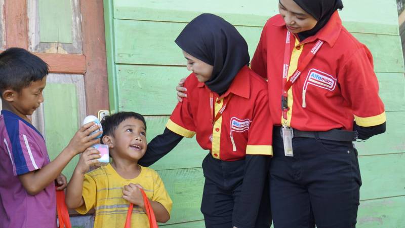Alfamart dan EMCO Toys Bagikan 2000 Paket Mainan untuk Anak Indonesia
