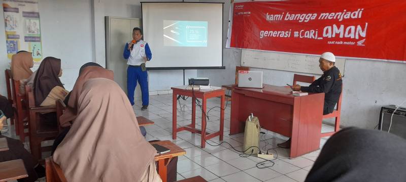 Asmo Sulsel Ajak Siswa SMK Ma'arif Makassar Kami Bangga Menjadi Generasi #Cari_Aman