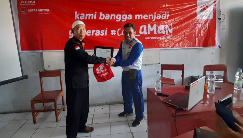 Asmo Sulsel Ajak Siswa SMK Ma'arif Makassar Kami Bangga Menjadi Generasi #Cari_Aman