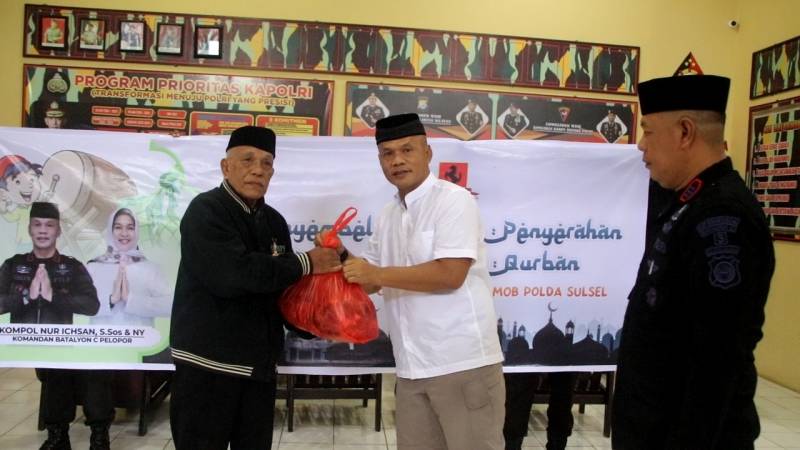 Berbagi Kepada Sesama, Brimob Bone Kurban 10 Ekor Sapi