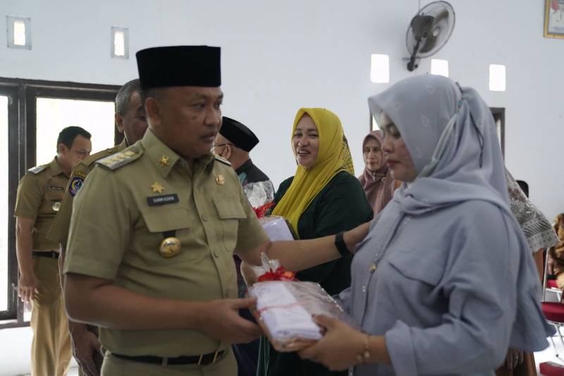 Kurangi Beban Orang Tua Siswa, Ilham Azikin Salurkan Bahan Perlengkapan Sekolah Gratis