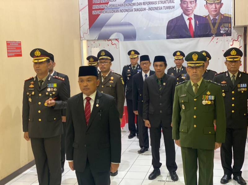 Presiden Joko Widodo Pimpin Upacara HUT Bhayangkara ke-76 Secara Virtual