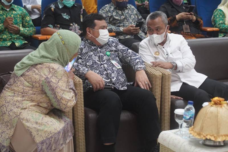 Bupati Lutim Terima Penghargaan Dari HAKLI