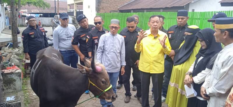 Warga BTN Tamarunang Indah Terima Sapi Kurban Dari Airlangga Hartarto