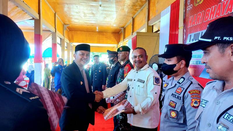 Kades Mare-Mare Dinobatkan Sebagai Kepala Desa Terbaik Pada HUT Bhayangkara Ke-76