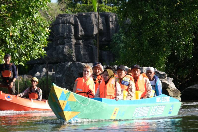 Sukseskan Geopark Maros Pangkep sebagai UNESCO Global Geopark, PLN Hadirkan Perahu Listrik
