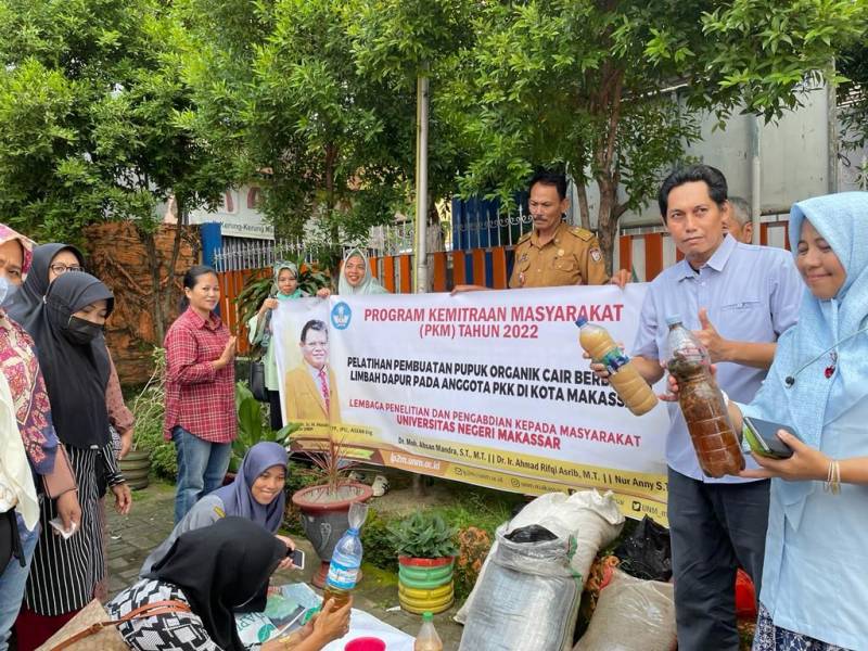 Dosen PKLH PPs UNM Latih Pembuatan Pupuk Organik Cair Bagi Anggota PKK di Kota Makassar