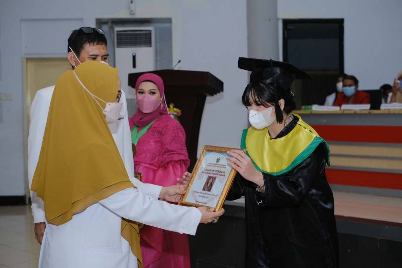 Capai Sarjana Kedokteran Unhas, Putri Amsal Sampetondok Wisuda Hari Ini Capai Sarjana Kedokteran Unhas, Putri Amsal Sampetondok Wisuda Hari Ini