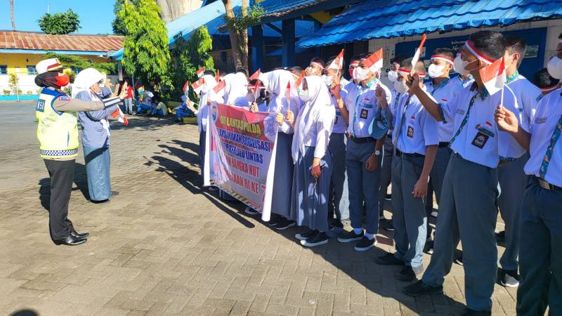 Satlantas Polres Pelabuhan Sosialisasi Tertib Lalu Lintas dan Bagi Masker Merah Putih di Sekolah