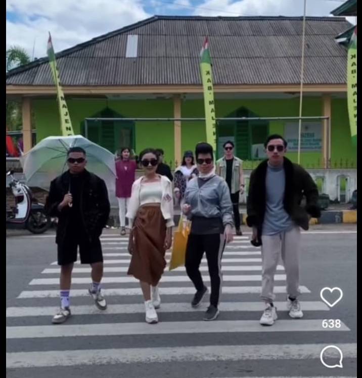 Resahkan Pengguna Jalan, Fashion Show di Lampu Merah Dihentikan Petugas