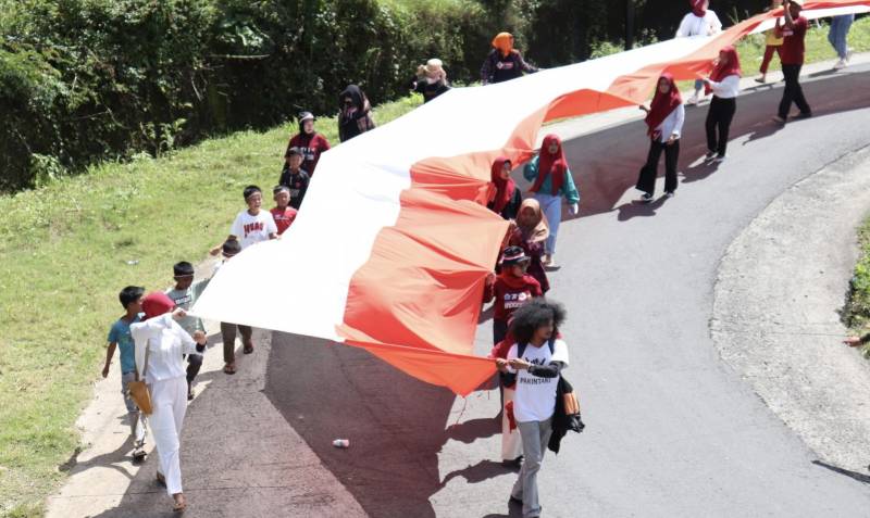 Bendera Sepanjang 77 Meter Diarak Dari Desa Bonto Lojong Hingga ke Pantai Seruni Bantaeng