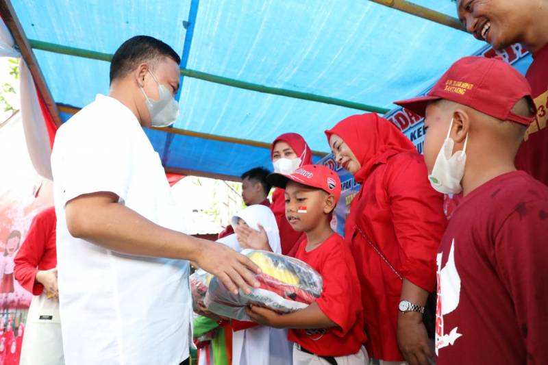Serahkan Seragam Sekolah di SD, Ilham Azikin Ajak Guru Fokus Pendidikan Karakter
