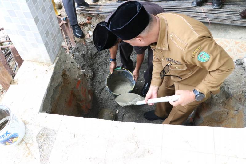 Bupati Luwu Timur Letakkan Batu Pertama Pembangunan Mesjid Al Falah Cendana Hijau