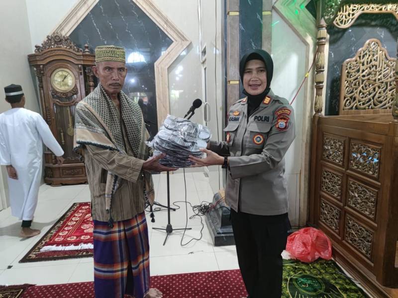 Satbinmas Polres Pelabuhan Makassar Serahkan Sandal Wudhu di Masjid Nurul Iman 