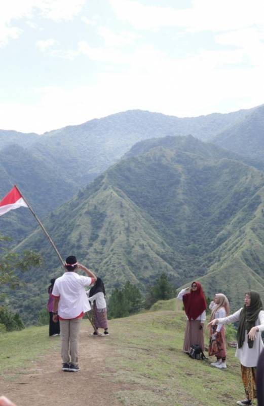Peringati HUT Kemerdekaan RI ke 77 Mahasiswa Kalla Institute Hijaukan Bukit Mandatte Enrekang