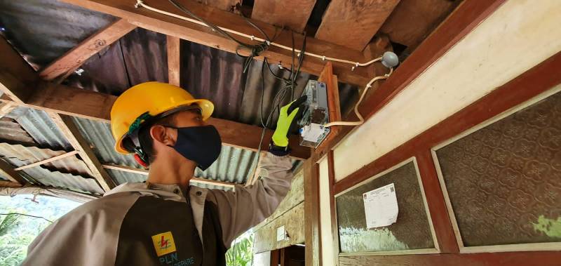 Peringati Kemerdekaan RI, PLN Listriki 12 Dusun di Sulsel, Sultra, dan Sulbar