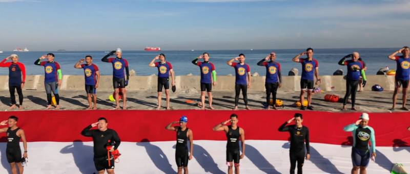 Communitas Makassar Watersports Community Bentangkan Bendera Merah Putih 50 Meter di Pulau Gusung Lae Lae