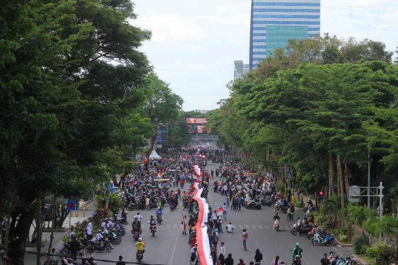 Peringati HUT RI, Asmo Sulsel Bersama Komunitas Bentangkan Bendera Merah Putih Raksasa