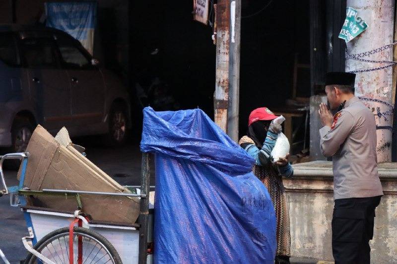 Pencari Barang Bekas Diberi  Beras Oleh Kapolres Palopo Usai Syafari Subuh Bersama Personilnya