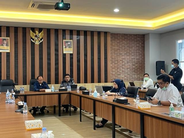 Alat Pendorong Hidrolis Rusak, Pemasangan Rel KA Ditunda Sepekan