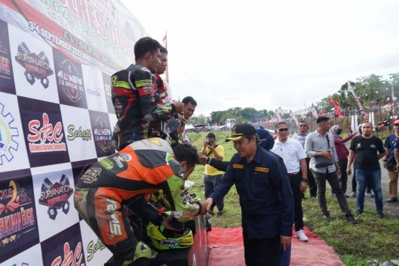 Dollah Mando Saksikan Aksi Pembalap Road Race Kapolres Cup I