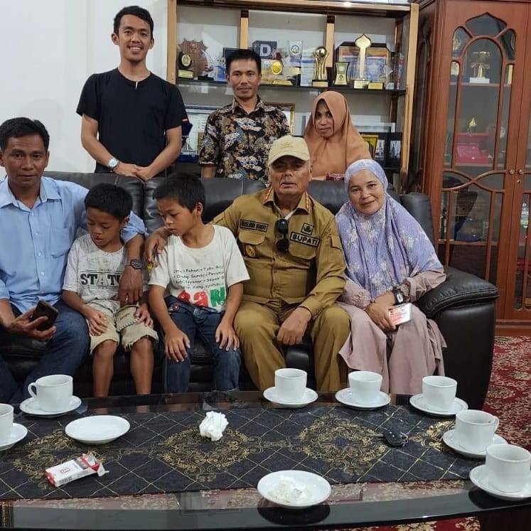 Tak Bersepatu Dan Memakai Seragam Tak Layak, Alif Dan Sukri Dapat Bantuan Dari MB Dan Mitra MB