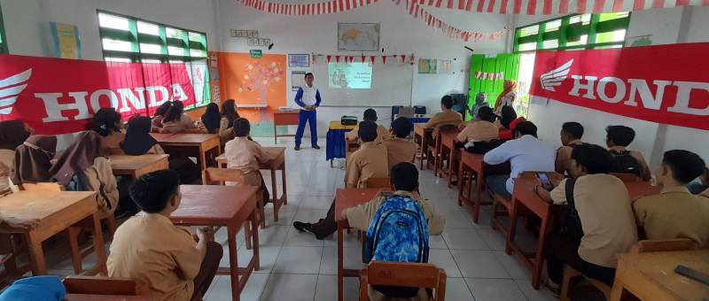 Tim Safety Riding Astra Motor Sulsel Sosialisasi di SMK Pertiwi Nusantara Makassar