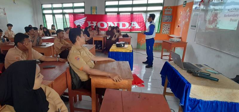 Tim Safety Riding Astra Motor Sulsel Sosialisasi di SMK Pertiwi Nusantara Makassar