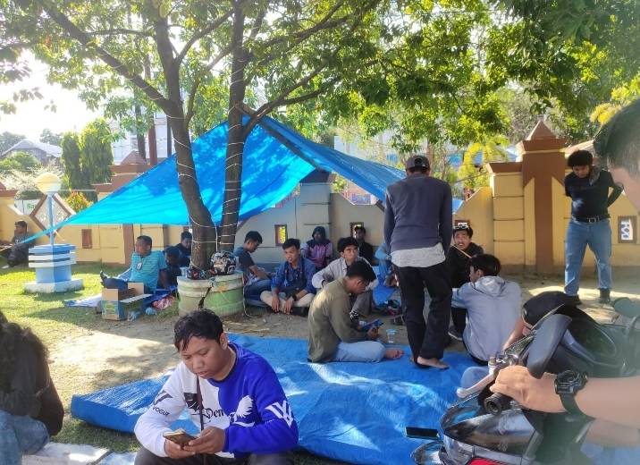 Tuntut Bantuan Stimulus, Warga Korban Gempa Malunda Pasang Tenda Depan Kantor Bupati