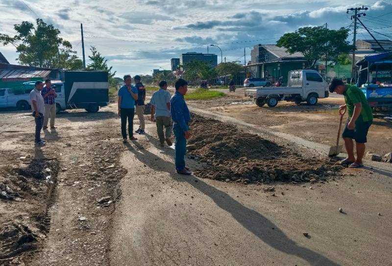Komunitas Warkop Boboho Timbun Jalan Rusak Depan Pasar Ikan