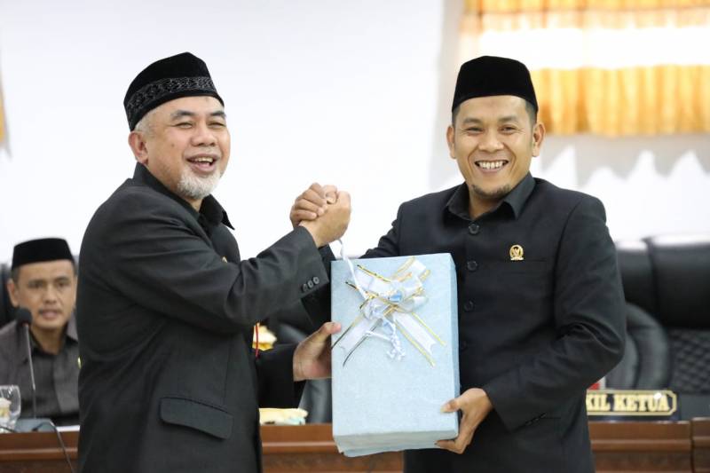 Wabup Bantaeng Serahkan Ranperda APBD Tahun Anggaran 2022