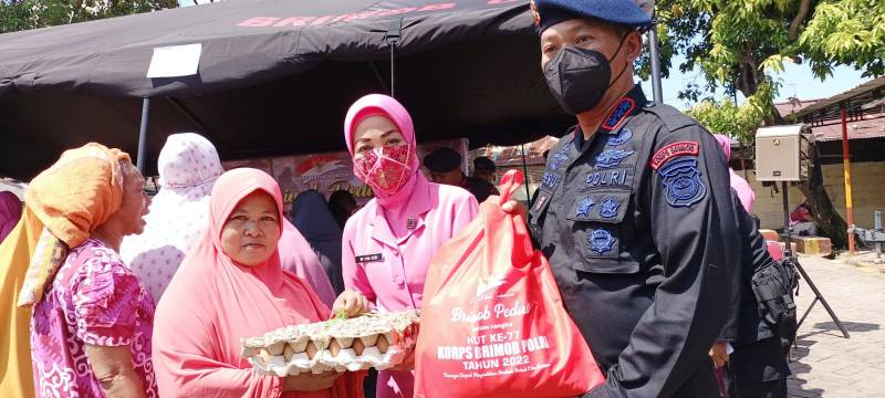 Ringankan Beban Masyarakat, Brimob Sulsel Bagikan Paket Sembako
