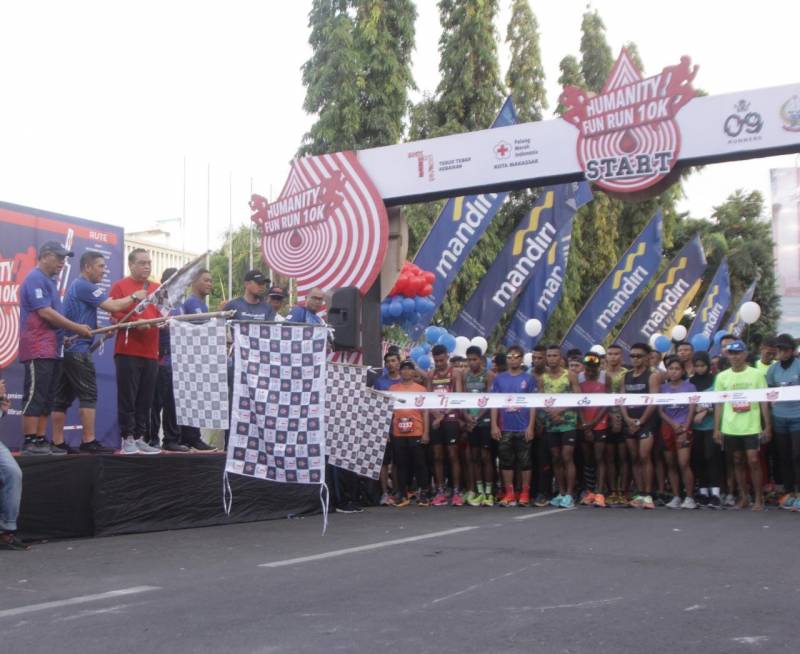 Banjir Dorprize, Ribuan Peserta Antusias Ikuti Humanity Fun Run 10K PMI Makassar