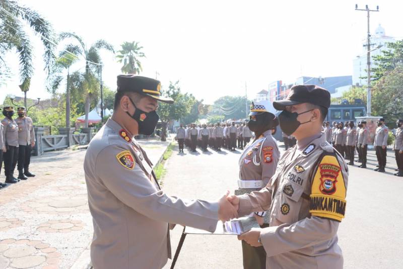 Kapolres Pelabuhan Berikan Penghargaan Kasat Lantas dan Bhabinkamtibmas