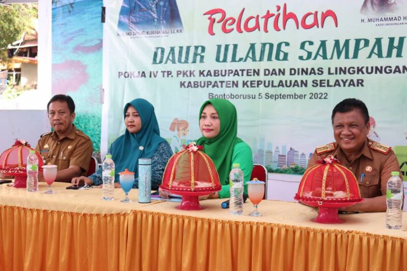 TP PKK Pokja 4 Gelar Pelatihan Daur Ulang Sampah di Desa Bontoborusu