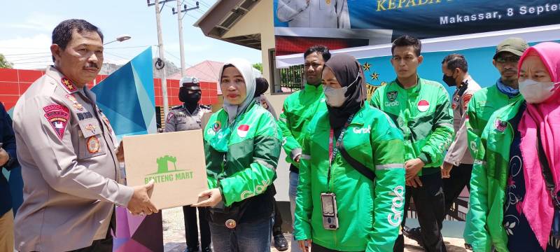 Polda Sulsel Bagikan 1.000 Paket Sembako ke Driver Ojol