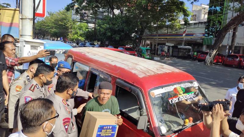 Ditlantas Bagikan Sembako ke Ratusan Pengemudi Angkot di Makassar