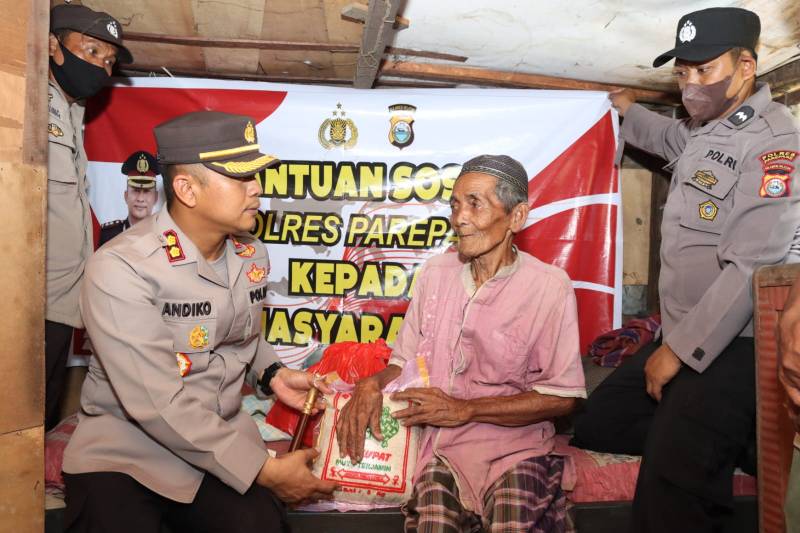 Polres Parepare Salurkan Ratusan Paket Bansos ke Masyarakat Terdampak Kenaikan Harga BBM