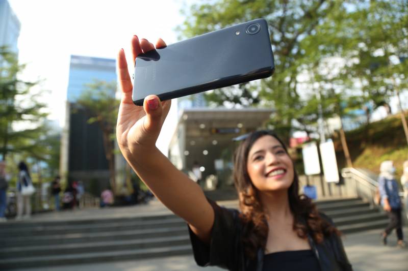 3 Tips OOTD Kekinian Sesuai dengan Warna Smartphone  