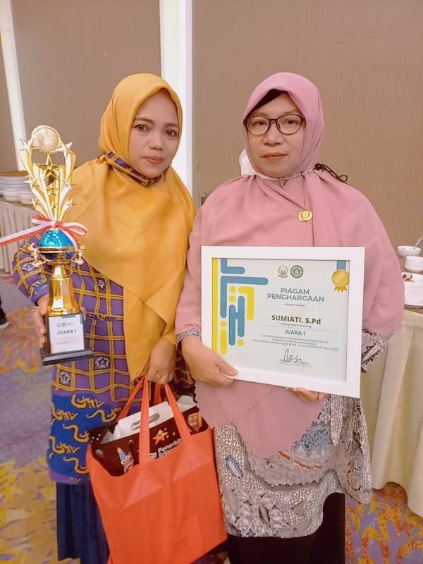 Guru TK Kemala Bhayangkari Enrekang, Juara 1 Pembuatan APE