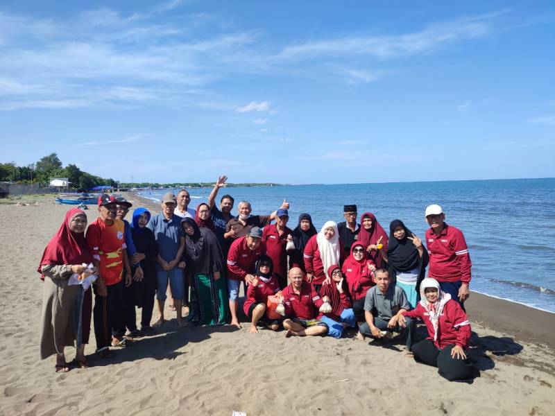 Alumni Smansa 72, Bakar Ikan Dulu Kemudian Berendam di Pantai Biru