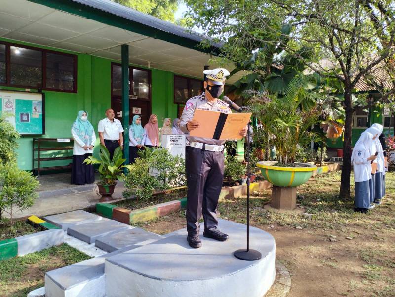 Kanit Kamsel Satlantas Polres Pangkep Ingatkan Pelajar Biasakan Tertib  Berlalu Lintas 