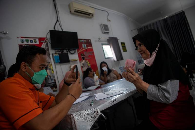 Bantuan Langsung Tunai (BLT), Solusi di Tengah Kenaikan Harga BBM Bantuan Langsung Tunai (BLT), Solusi di Tengah Kenaikan Harga BBM