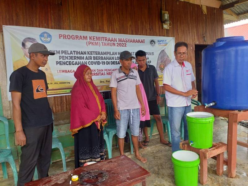 Dosen UNM Latih Warga Desa Betoa Membuat Penjernih Air