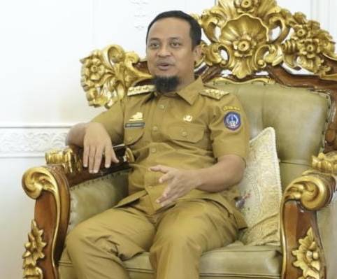 Dukung Produk Dalam Negeri, Gubernur Sulsel Kenakan Sepatu Brand Lokal