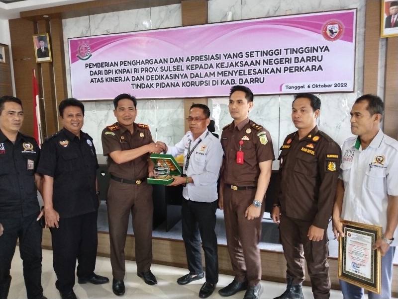 Berhasil Tuntaskan Kasus Korupsi, Kejari Barru Terima Penghargaan