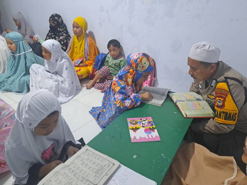 Selain Menjaga Kamtibmas, Bhabinkamtibmas Melayu Baru Juga Ajarkan Anak Mengaji